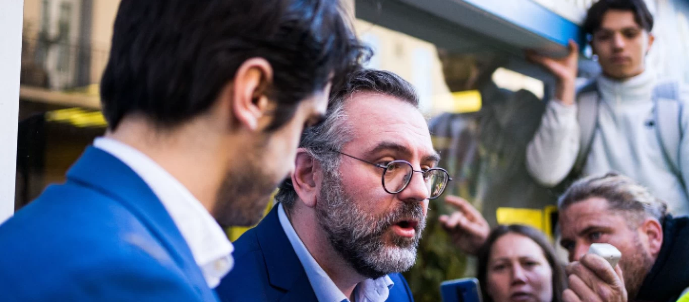 Γάλλος βουλευτής του Μακρόν υποστηρικτής των πιστοποιητικών εμβολιασμού δέχεται επίθεση από εξαγριωμένο πλήθος (βίντεο)